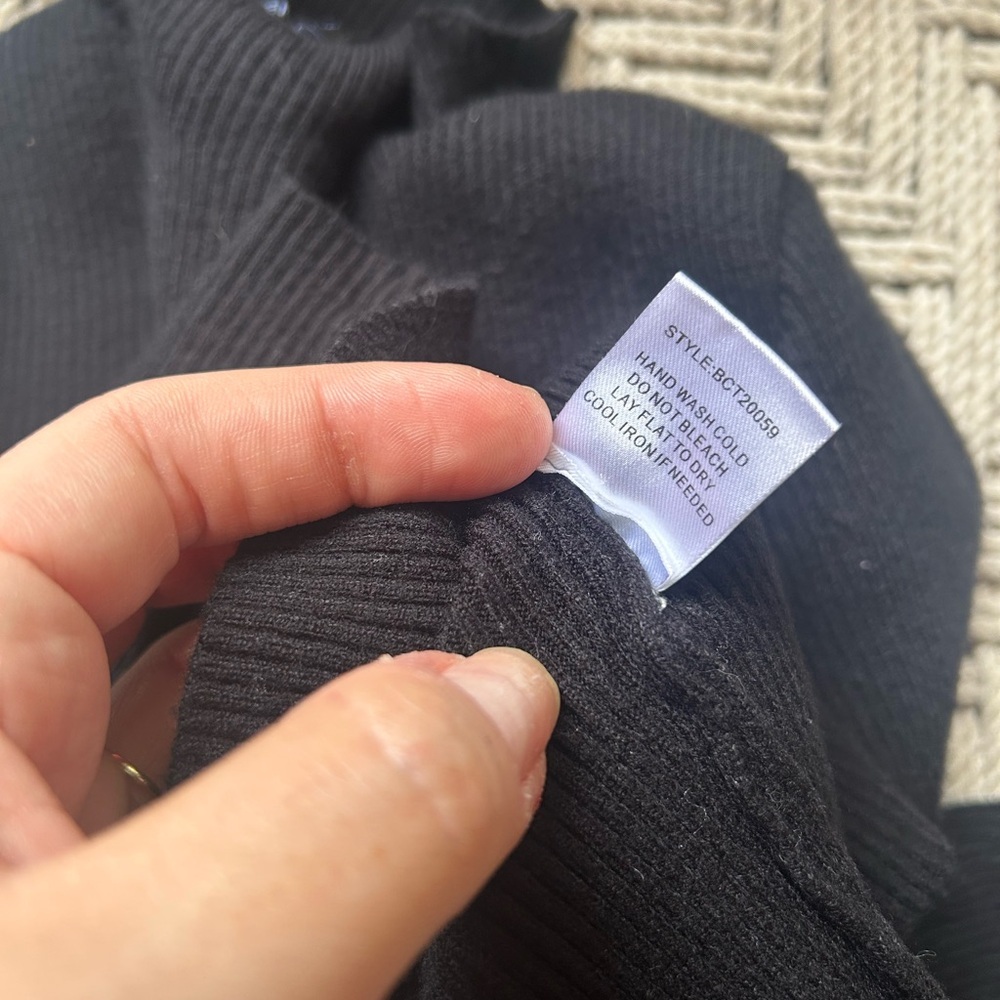 Kendall & Kylie Cropped Ribbed Sweater with Front Cut Out Detail Size Medium - Picture 7 of 8